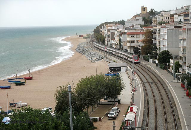 A vonat végig a tenger mellett jár Calella felé