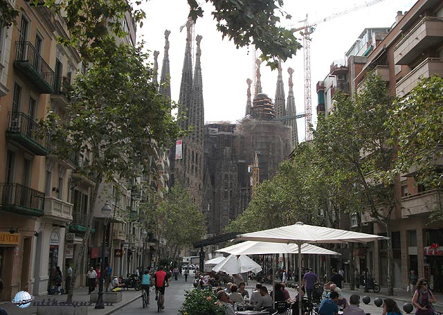 Gaudi fasor, az egyik végén a Sagrada Familia-val