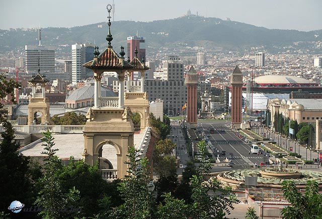 Kilátás a Montjuic oldaláról, háttérben a Tibidabó