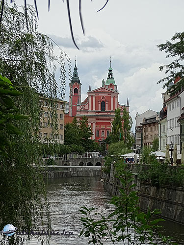 Ljubljana: a ferences Angyali Üdvözlet templom és a Ljubljanica folyó, melyen csónakázni is lehet
