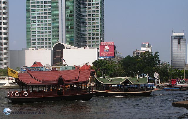 Bangkok, a Sathorn hídnál, nyüzsgő vízi élet