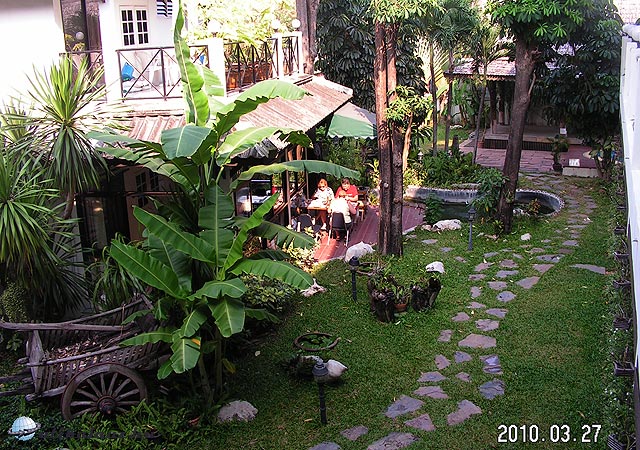 Reggeli Bangkokban, egy nagyon nyugis hotel kertjében