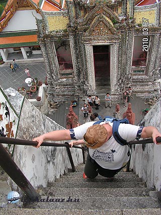 Ennél meredekebb nem is lehetne: lépcsőmászás a Wat Arun-on
