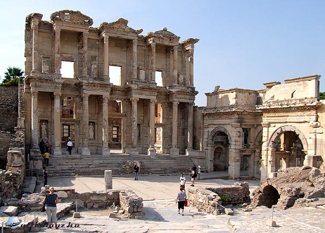 Az Ephesosi könyvtár homlokzata