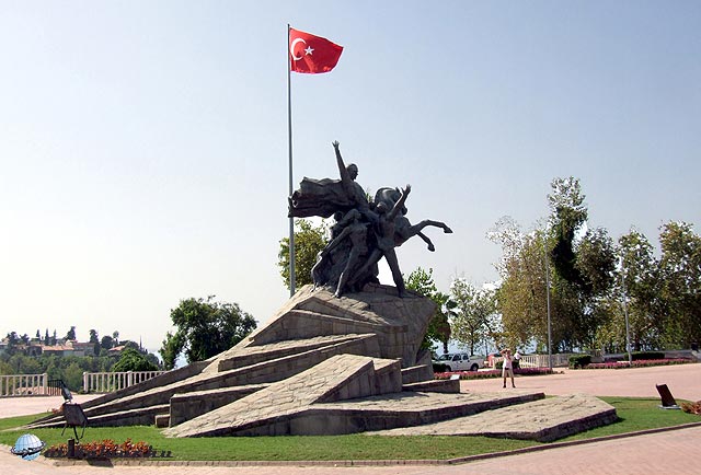 Atatürk szobor Antalyában Törökország
