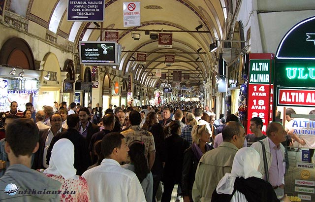 Tömeg a Nagy Bazárban Isztambul Törökország