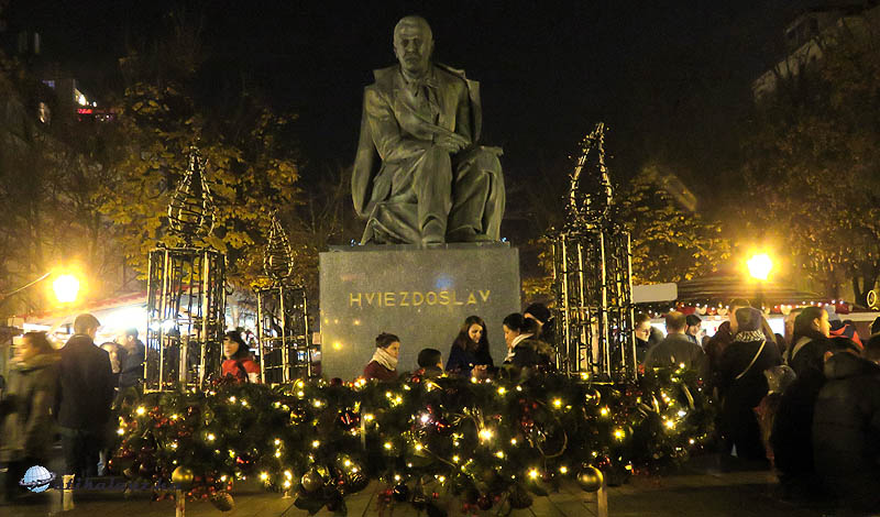 Adventi koszorú Hviezdoslav szobra előtt