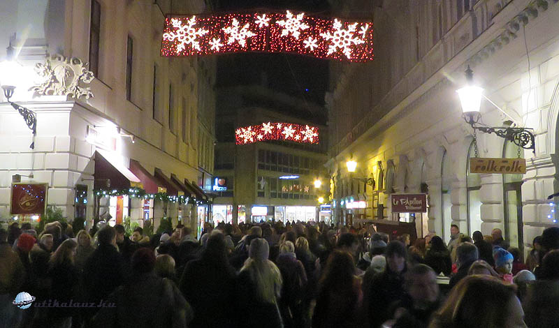 Folyamatosan sűrű tömeg hömpölyög a Fő téri és a Hviezdoslav téri karácsonyi vásár között a Ribarska branán