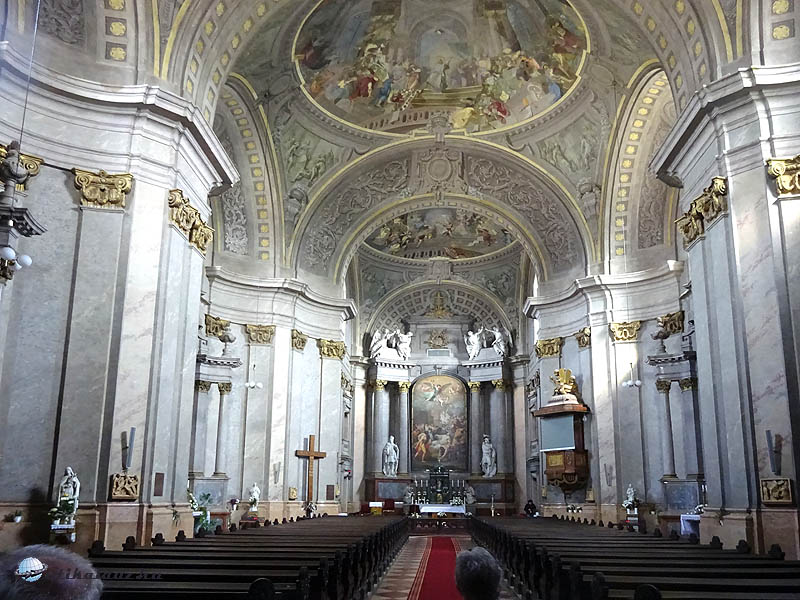 A pápai Szent István vértanú-templom, vagy ahogy a helyiek hívják, a Nagytemplom belülről frissen tatarozva
