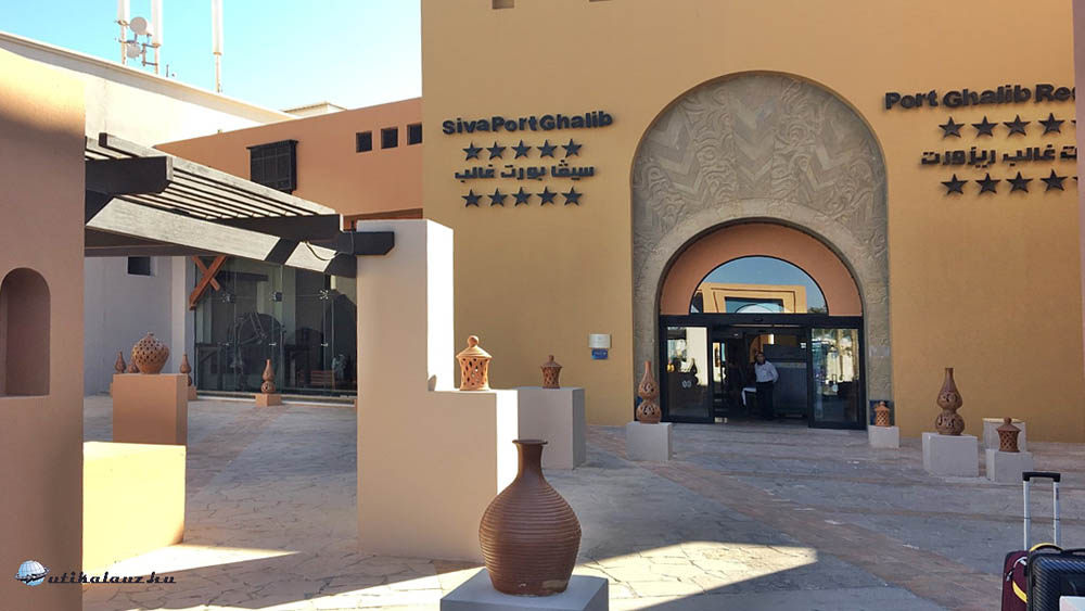 Siva Port Ghalib szálloda núbiai stílusban épült bejárata