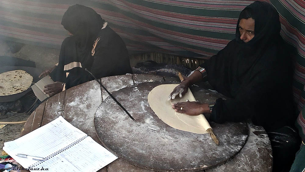 Készül a beduin kenyér