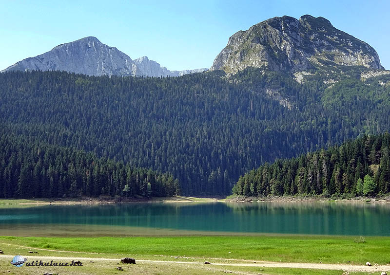 A Crno jezero, mögötte a Meded tömbje