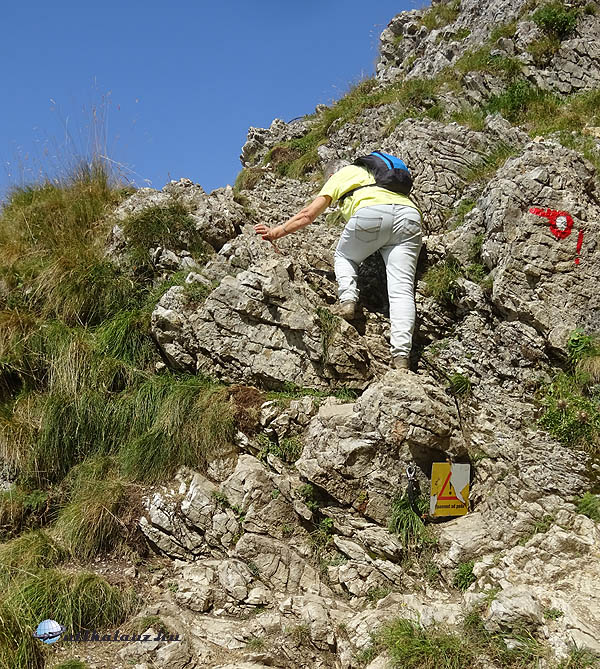 Lánc segíti a feljutást. Több via ferrata van a környéken