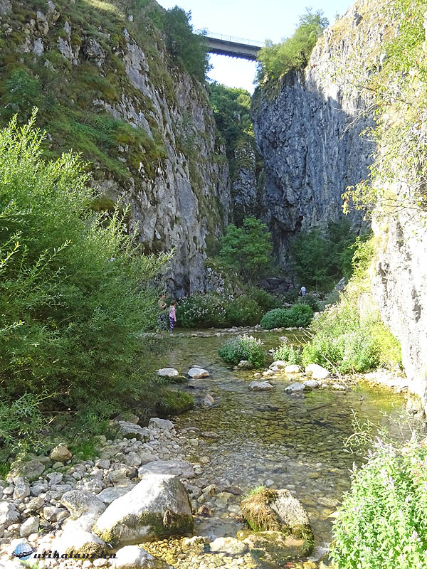 A Nevideo(láthatatlan)-kanyon valóban láthatatlan, még a hídról se látni bele