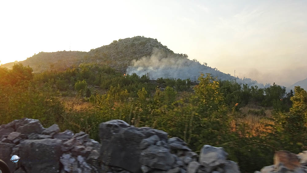 A nagy melegben lángra kapott a száraz bozót