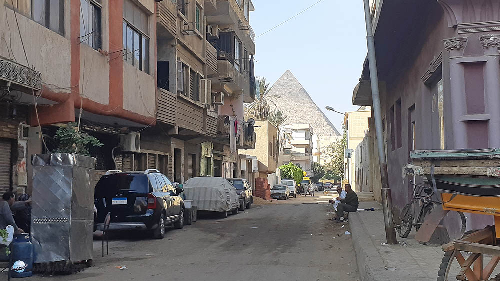 Gízai utca, háttérben a Kheopsz piramissal
